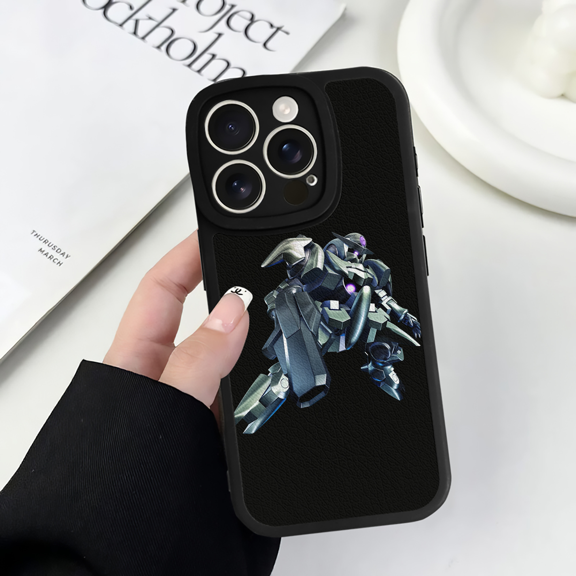 （画像用） 機動戦士ガンダム Mobile Suit Gundam 【iPhone 16シリーズ対応】シリコンスマホケース（レザー調） 材質：シリコン